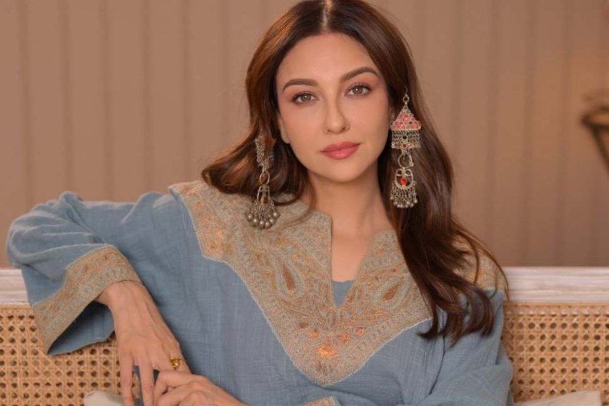 স্টেপ ফোর: ত্বককে সারাদিন নরম রাখতে ময়েশ্চারাইজারের বিকল্প নেই। সৌম্যার ডেইলি ক্রিম স্কিনকে দেয় লকড-ইন হাইড্রেশন।